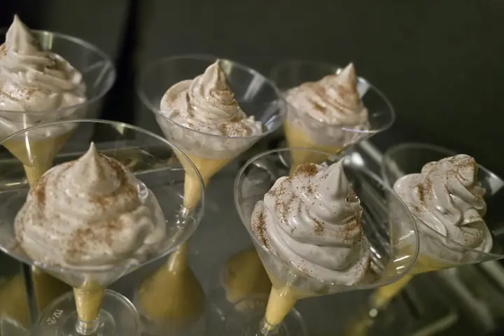 Glasses of esponjado de lúcuma, a light lúcuma mousse